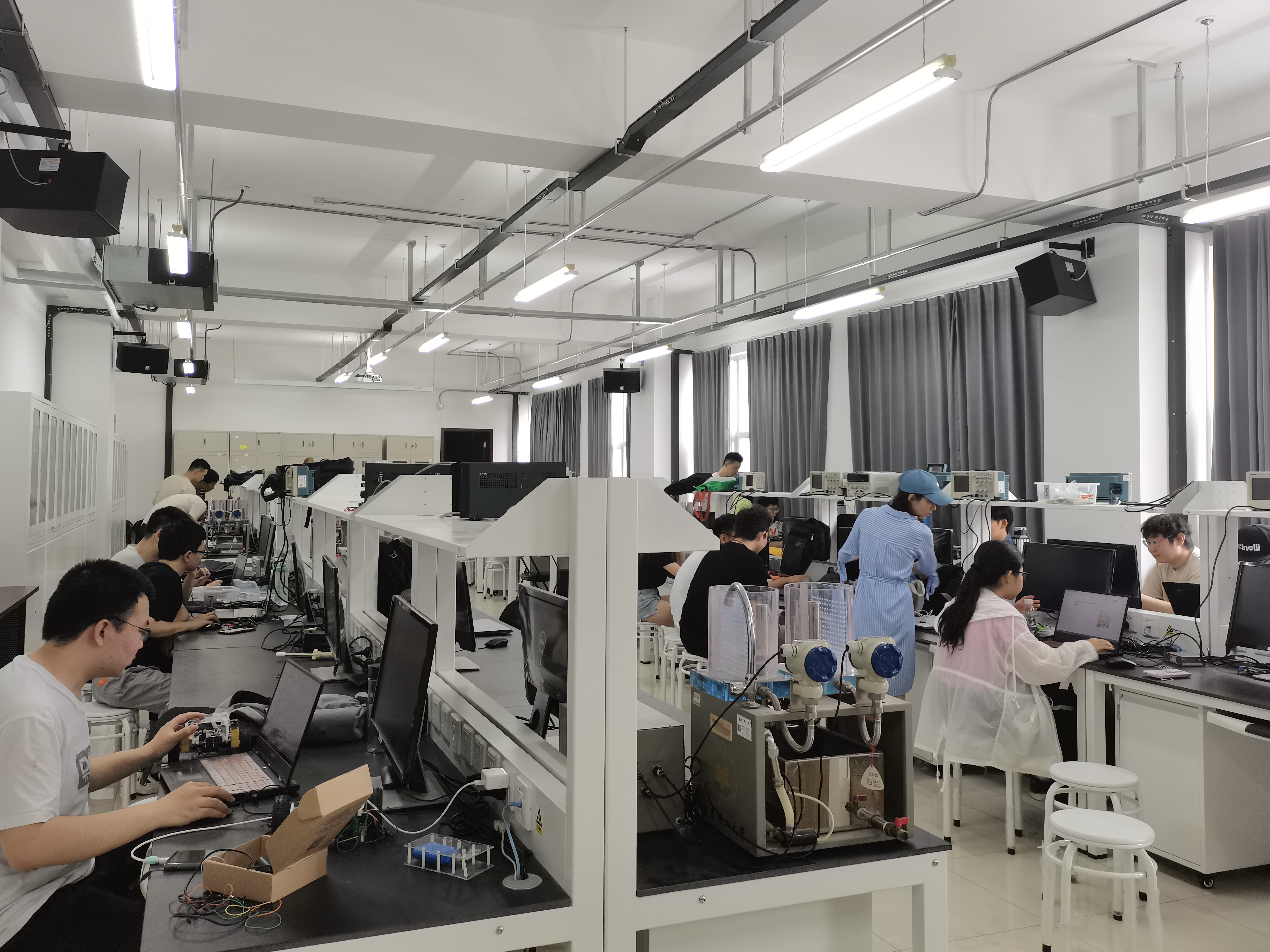 2020年起，迪文在教育部指导下，面向高校开展产学合作协同育人项目，包含新工科建设、教学内容和课程体系改革项目、师资培训项目、实践条件和实践基地建设项目，目前共计开展40项